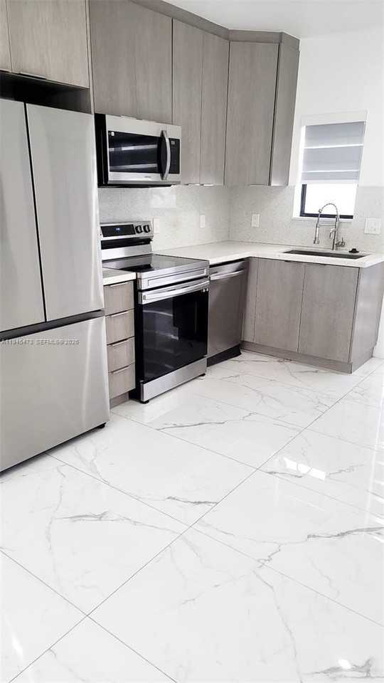 19233 Nw 37th Ave - Photo 5 of 18