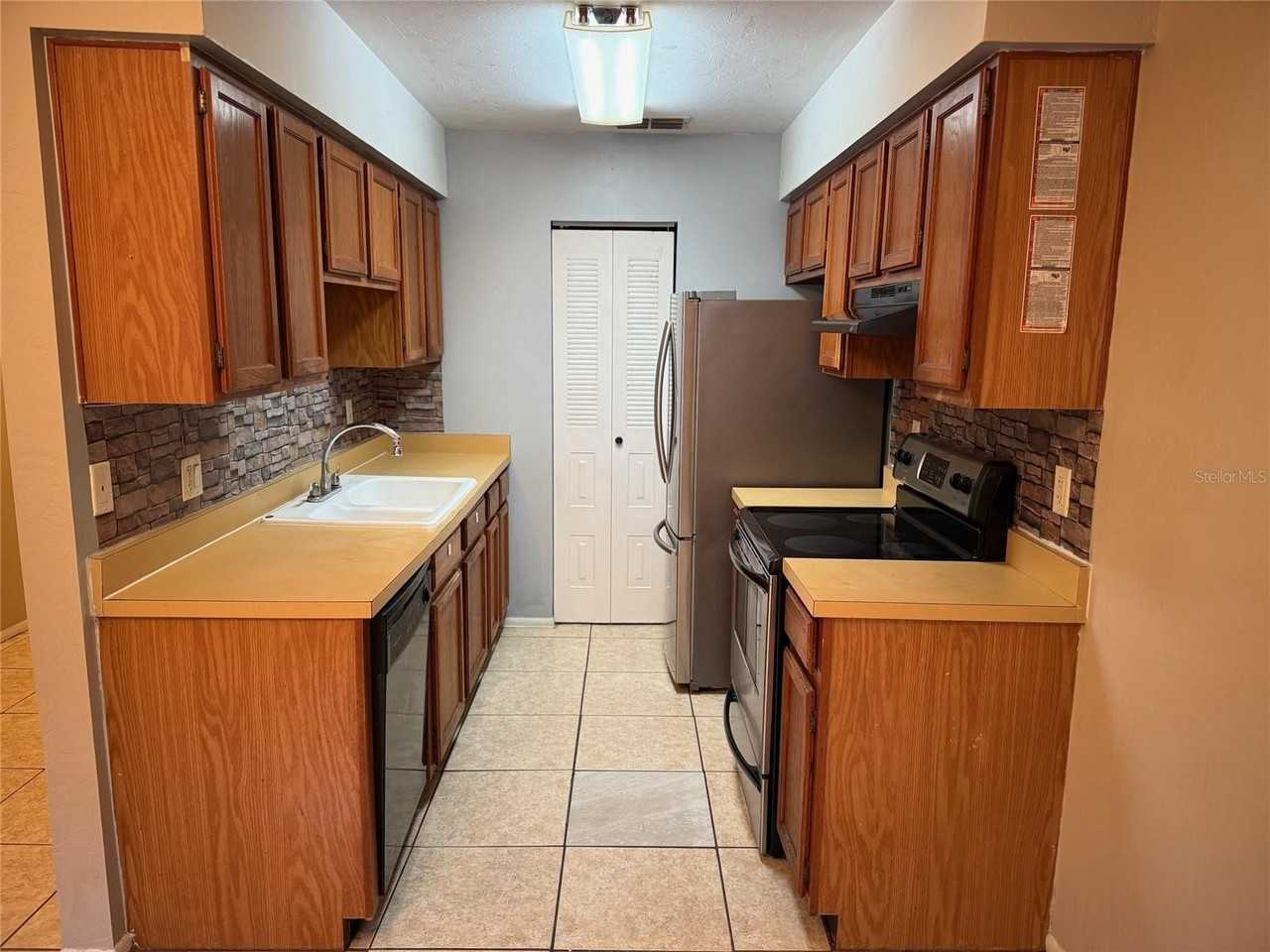 7028 Sw 46th Ave - Photo 2 of 18