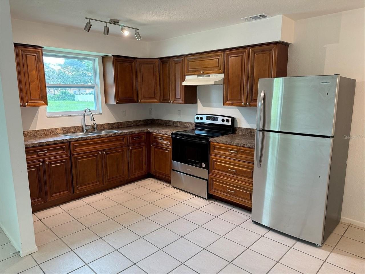 3818 Valley Tree Dr - Photo 4 of 17