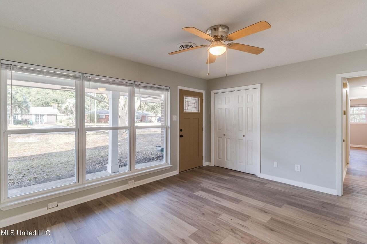 2211 Popps Ferry Rd - Photo 4 of 21