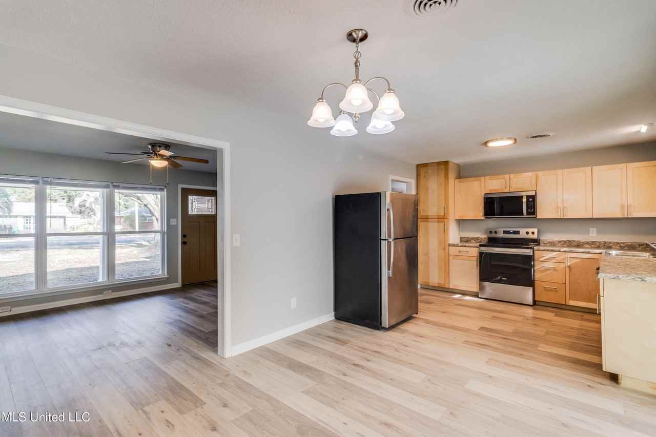 2211 Popps Ferry Rd - Photo 6 of 21