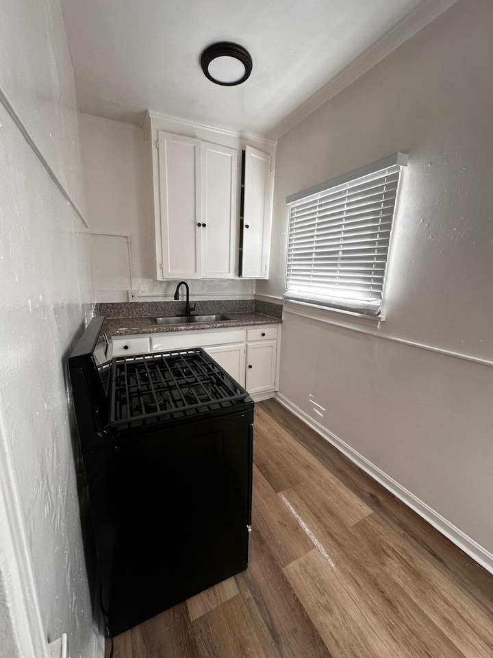 1812 W 5th Street - Photo 3 of 8