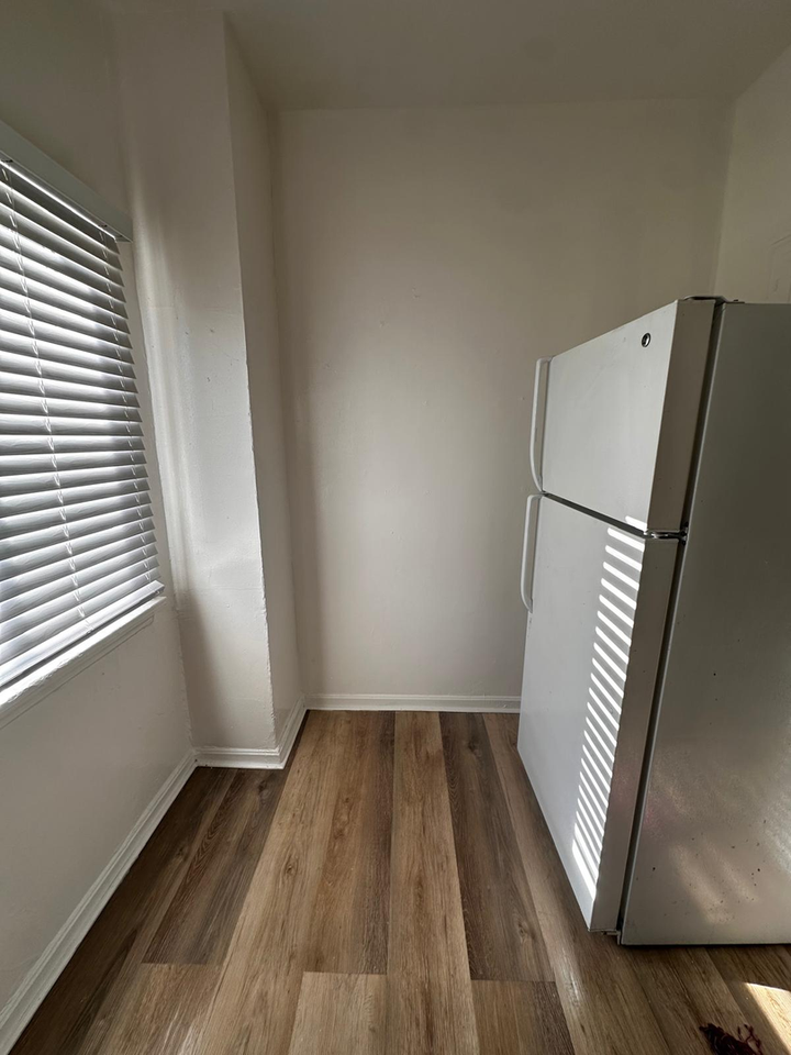 1812 W 5th Street - Photo 4 of 8