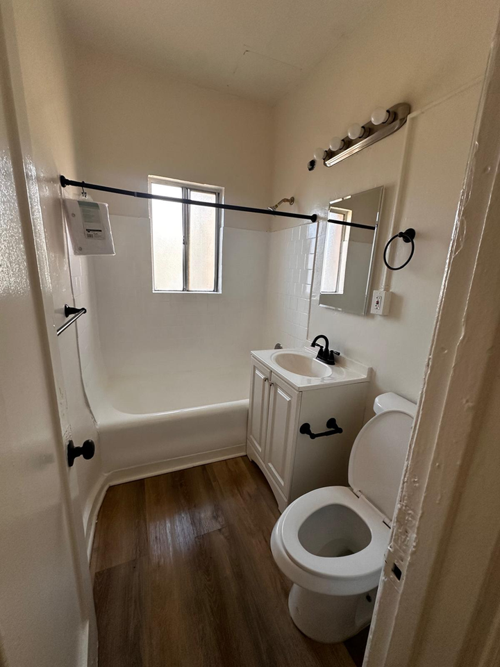 1812 W 5th Street - Photo 7 of 8