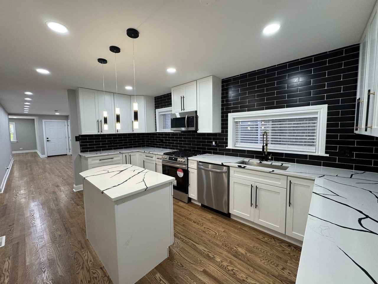 6236 N Francisco Ave Apt 1 #1 - Photo 2 of 16