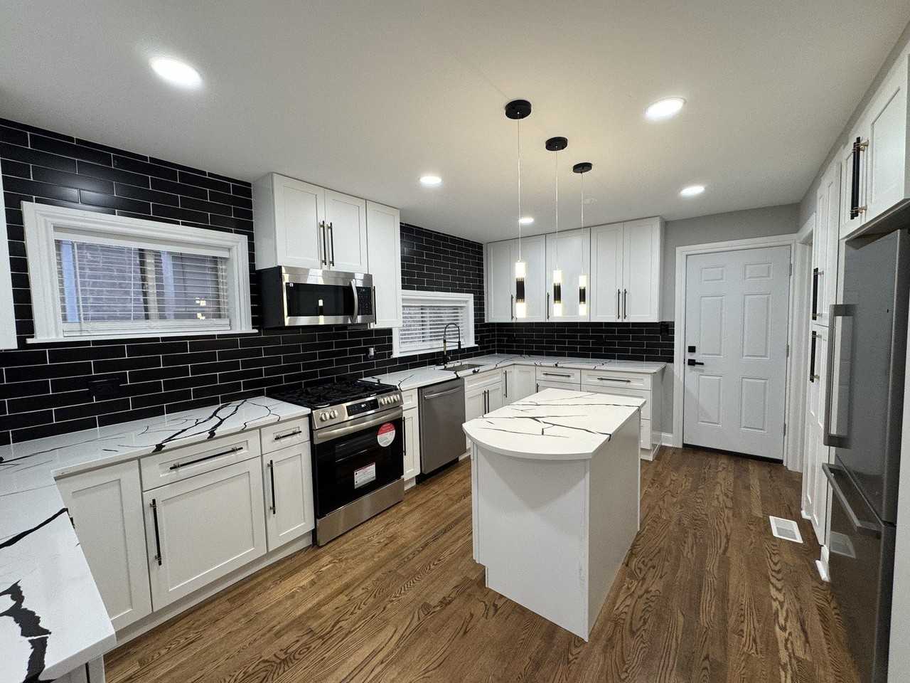 6236 N Francisco Ave Apt 1 #1 - Photo 3 of 16