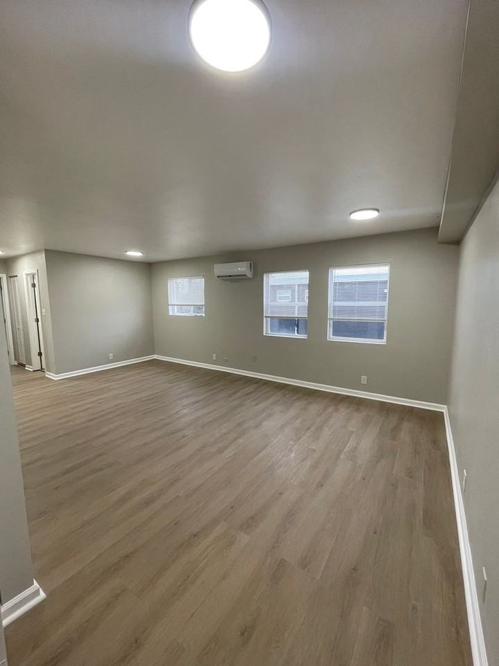 7051 E 11th St - Photo 3 of 11