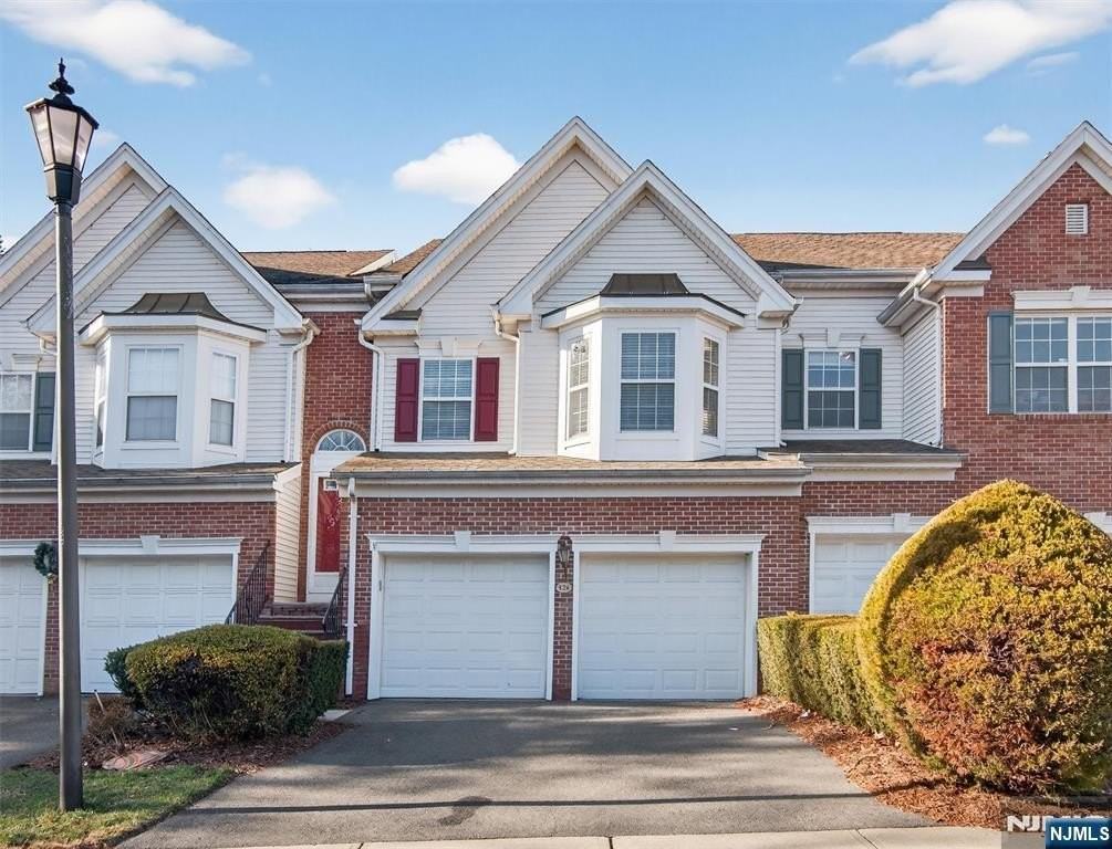 124 Barclay Dr - Photo 2 of 45