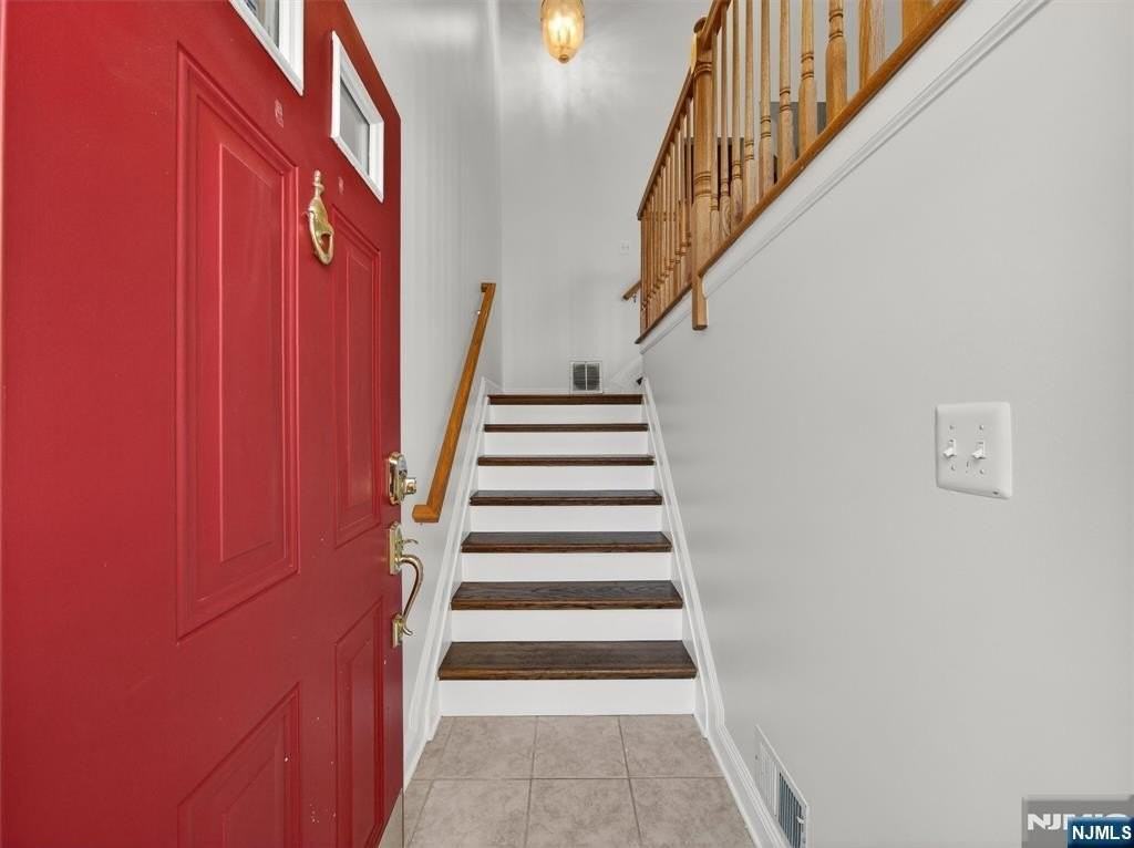 124 Barclay Dr - Photo 3 of 45