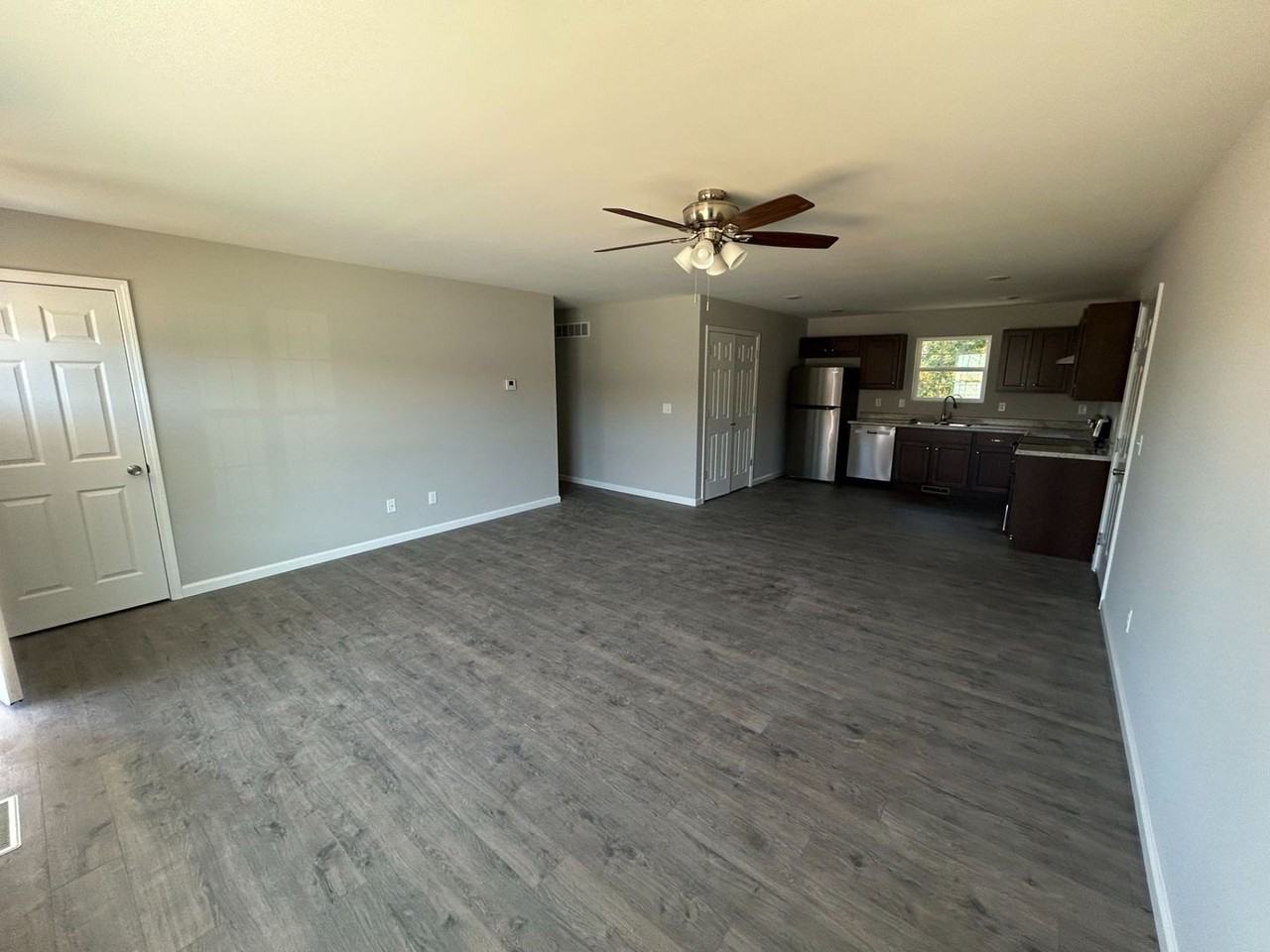 874 Lakeway Dr - Photo 2 of 12