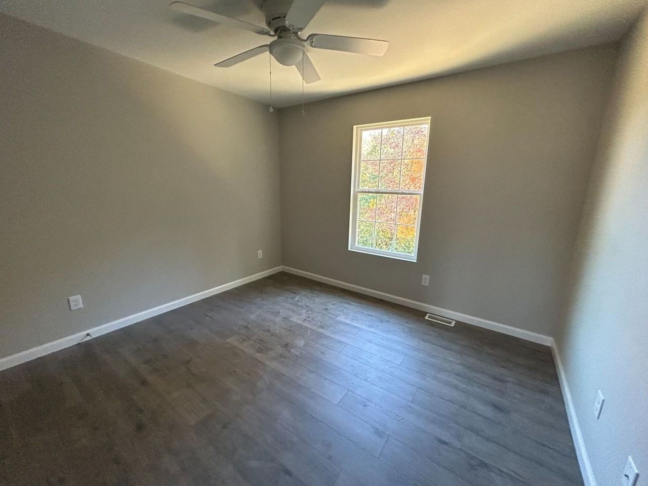 874 Lakeway Dr - Photo 3 of 12