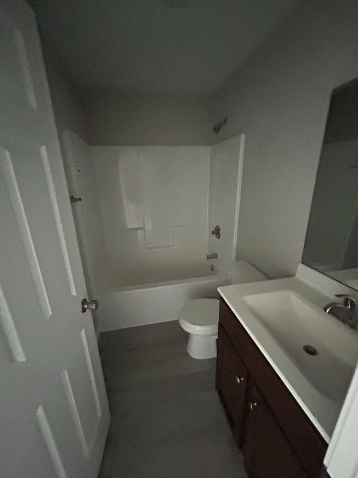 874 Lakeway Dr - Photo 4 of 12