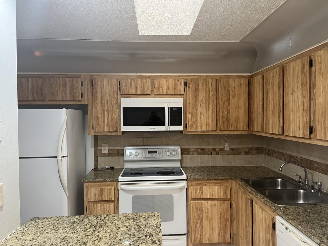 2103 Waterview Cir - Photo 2 of 16