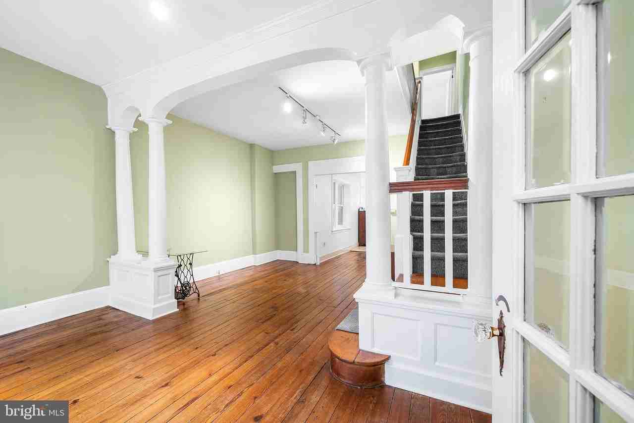 705 S Warnock St - Photo 4 of 28