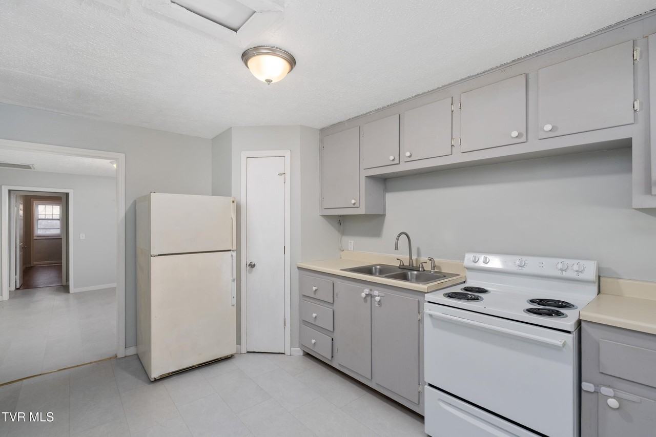 601 Fairview Ave Apt 3 #3 - Photo 4 of 25