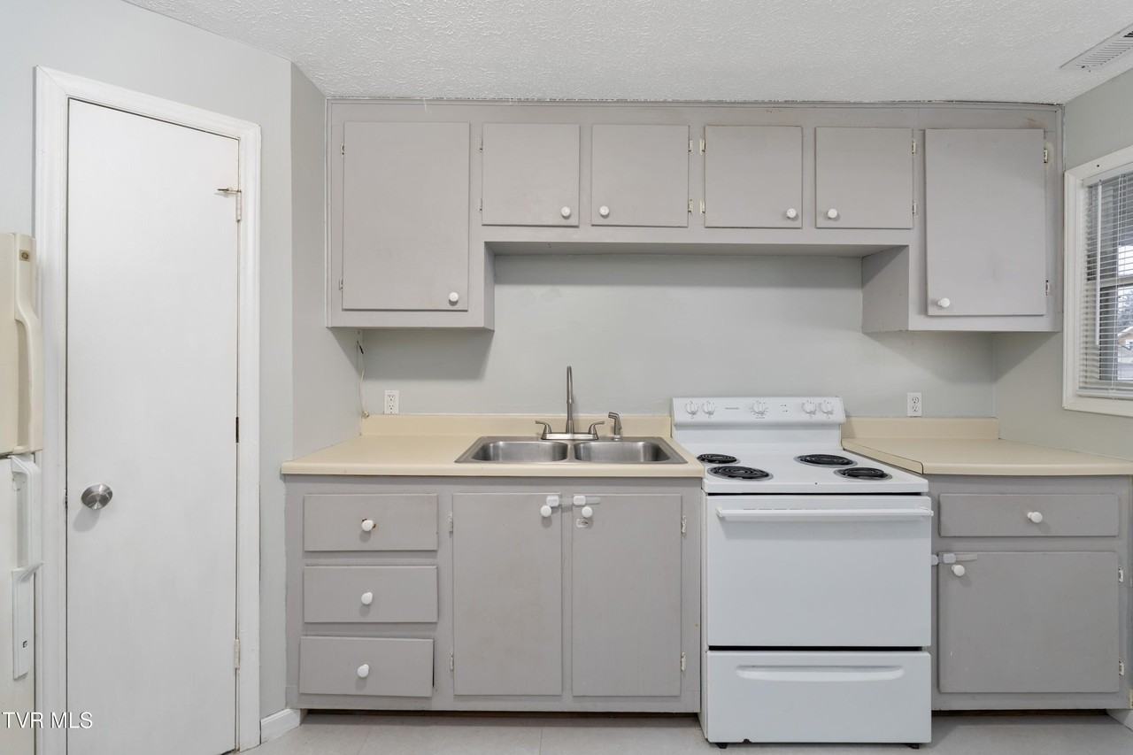 601 Fairview Ave Apt 3 #3 - Photo 5 of 25