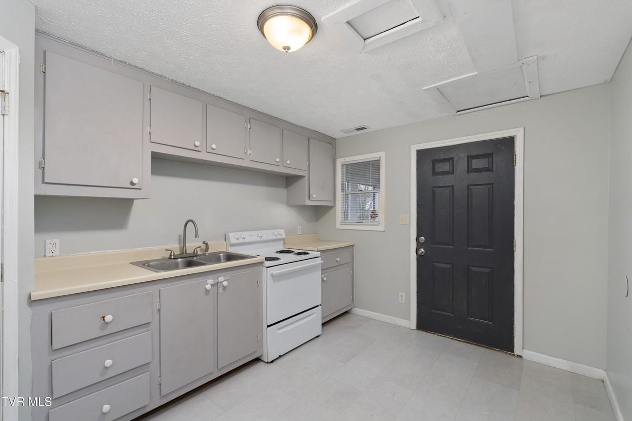 601 Fairview Ave Apt 3 #3 - Photo 6 of 25