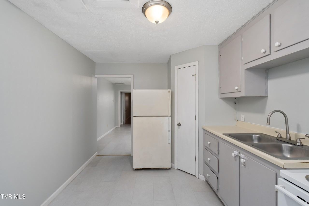 601 Fairview Ave Apt 3 #3 - Photo 7 of 25