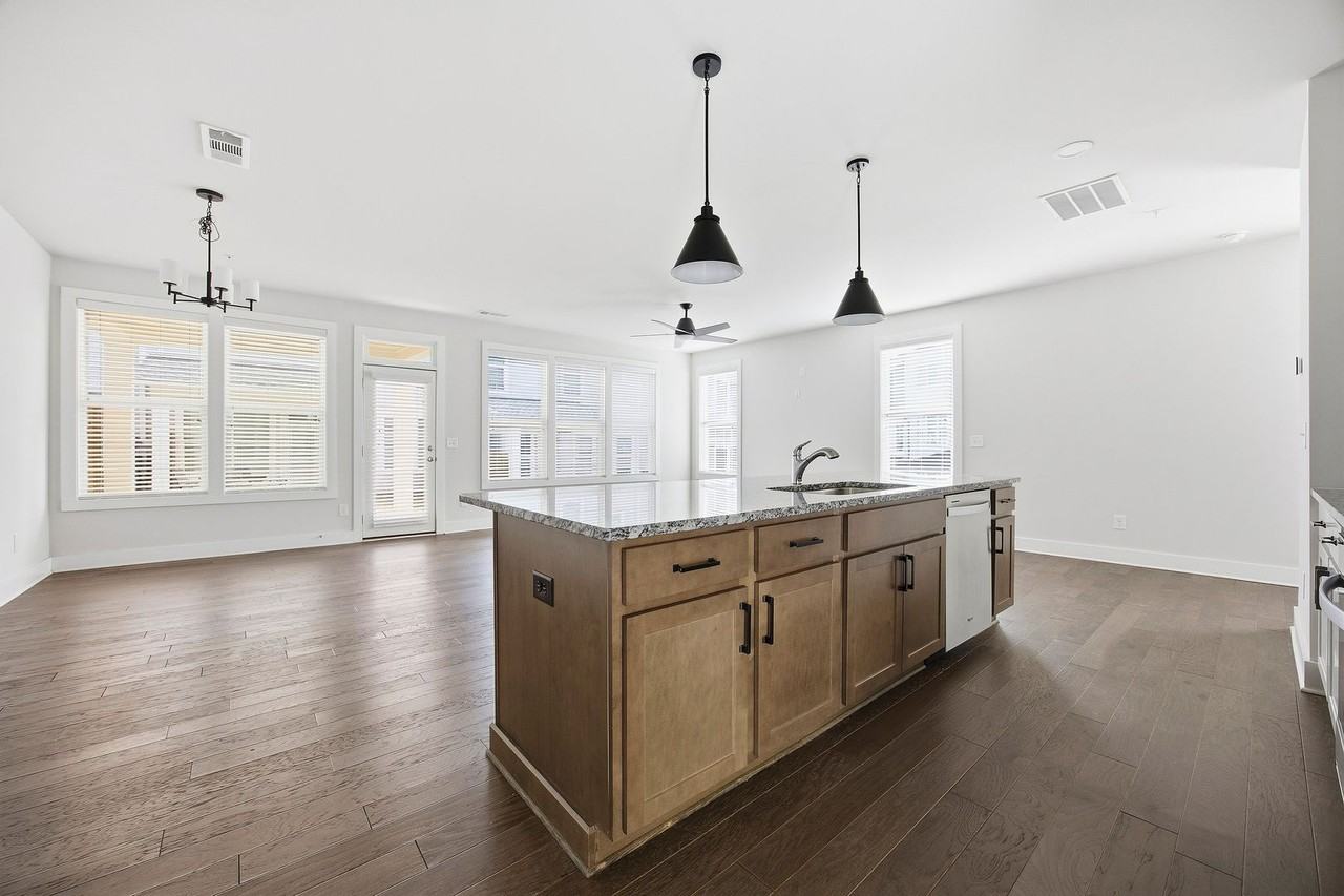 1222 Westshore Dr - Photo 5 of 34