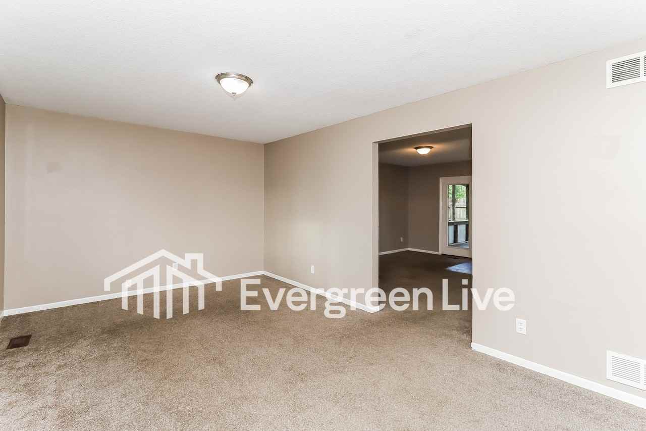 1608 Carriage St - Photo 4 of 15