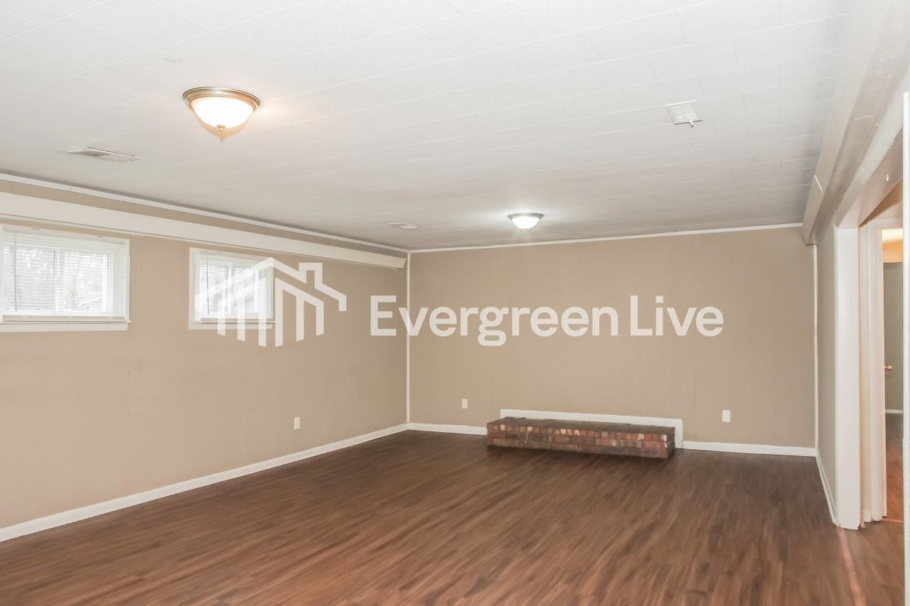 1004 8th Ave Sw - Photo 2 of 15