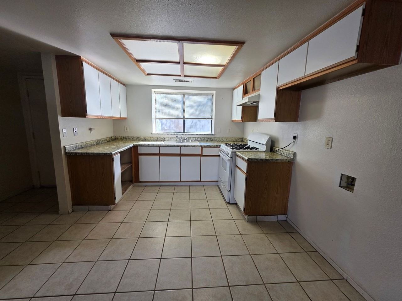 2004 2000, 2002, 2004 E Chelsea Ct - Photo 3 of 7