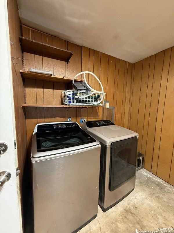 2102 Deadwood Dr - Photo 2 of 9