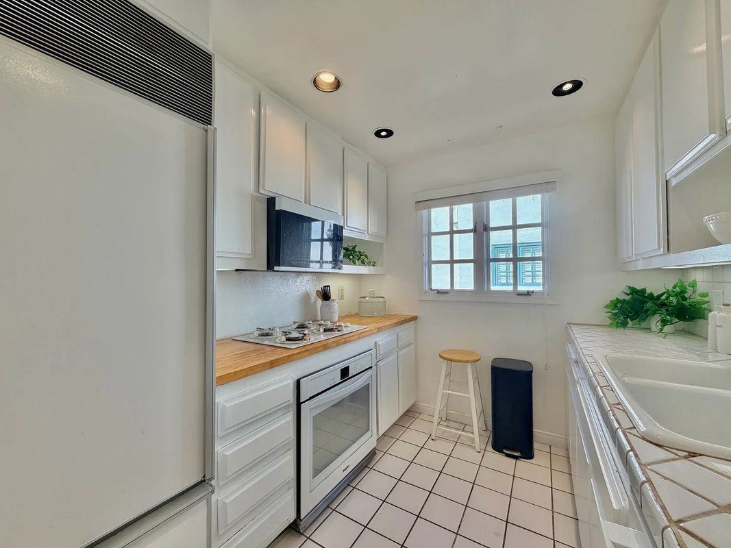 1123 N Flores St - Photo 6 of 25