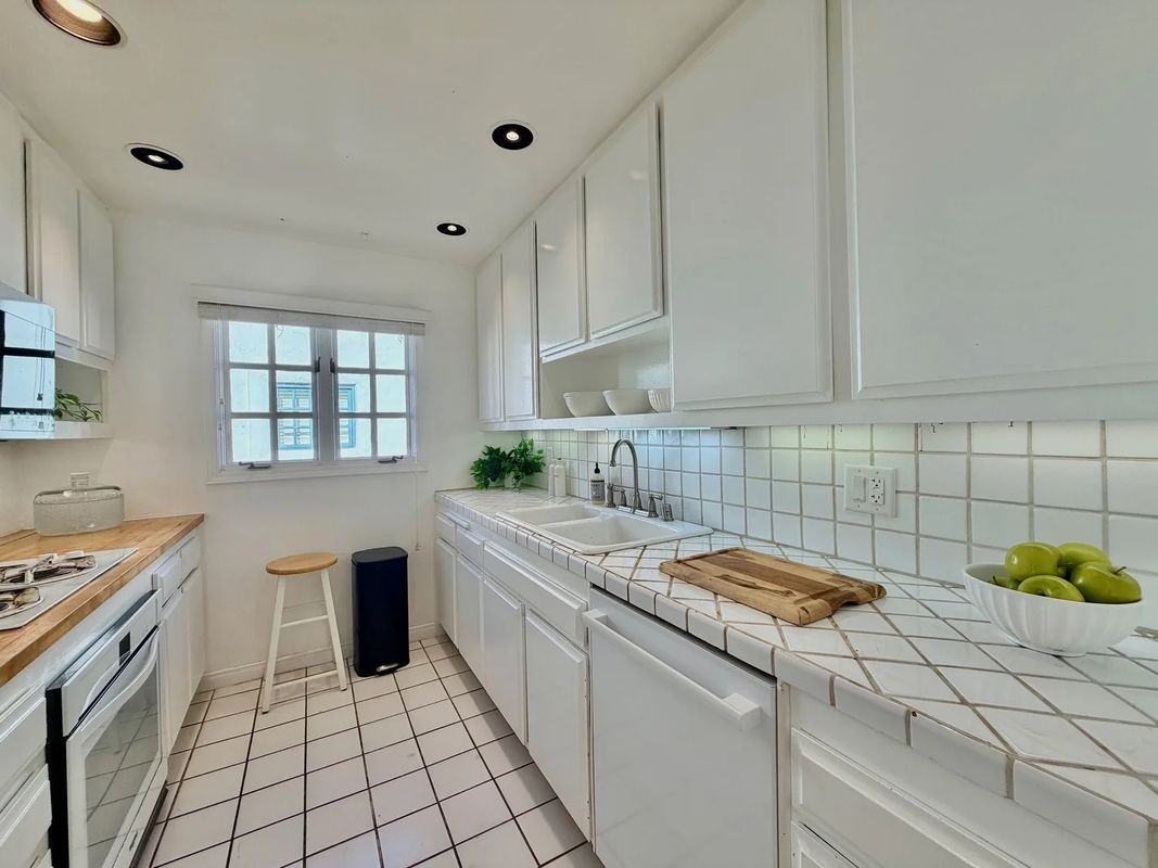 1123 N Flores St - Photo 7 of 25