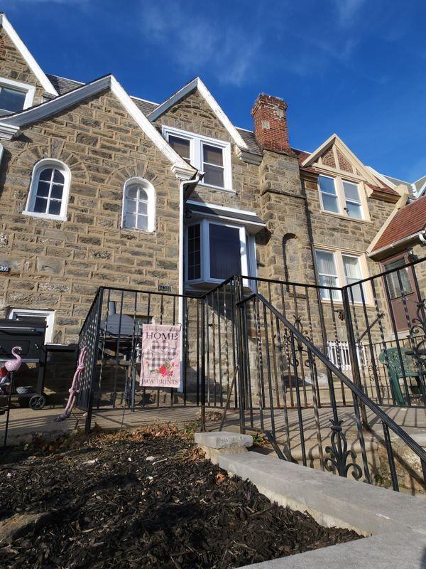 1439 E Howell St - Photo 2 of 35