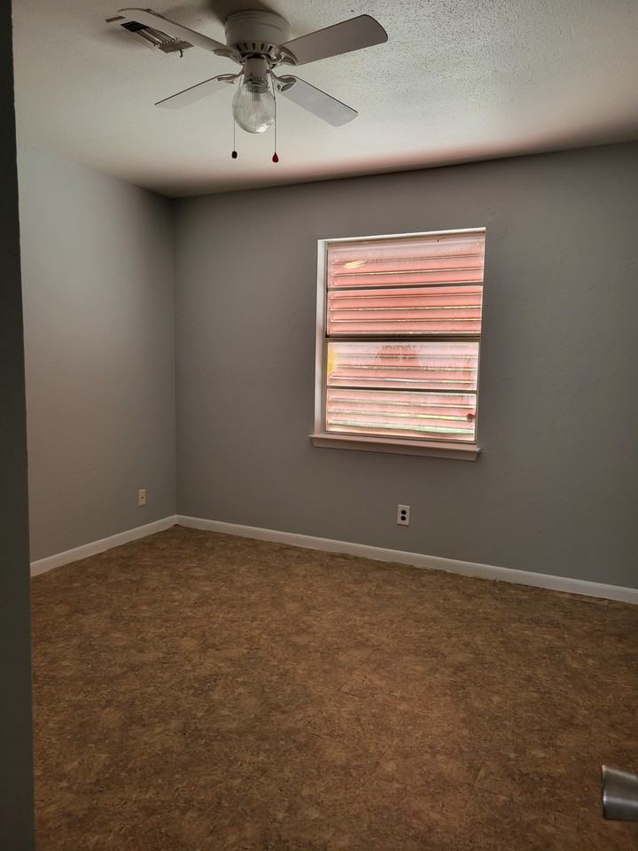 525 Laurel St #18 - Photo 3 of 10