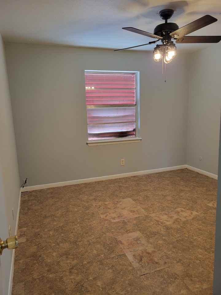 525 Laurel St #18 - Photo 4 of 10