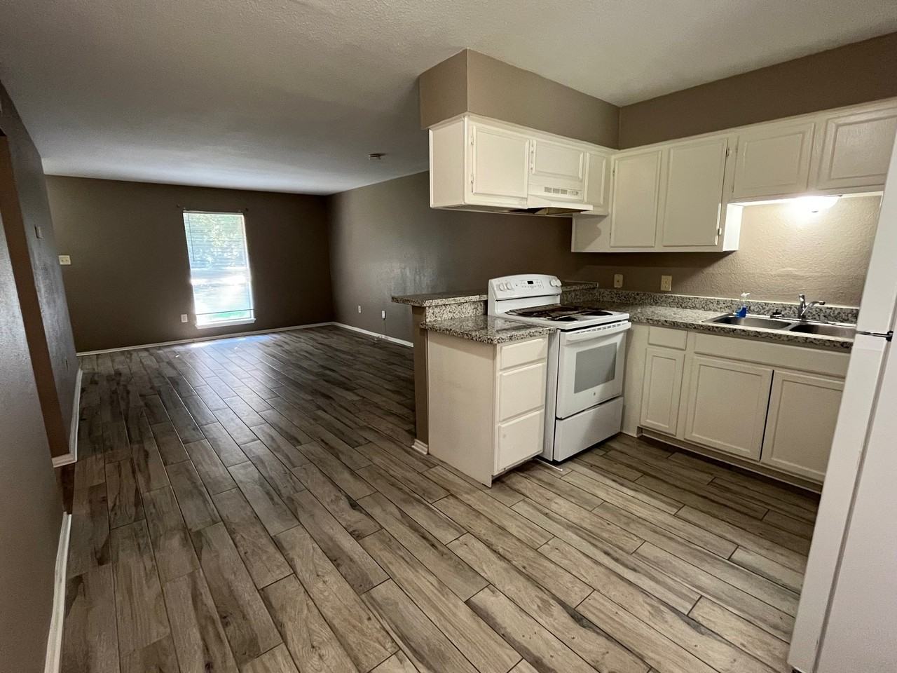 1842 Thompson St #3 - Photo 4 of 11