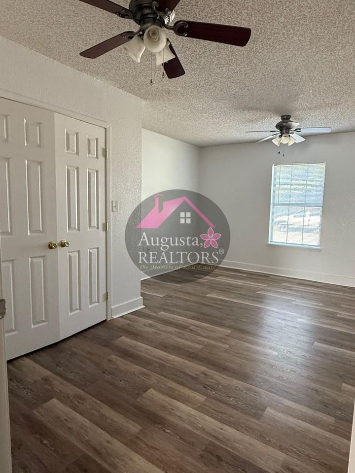 3757 Trinity Ln - Photo 3 of 40