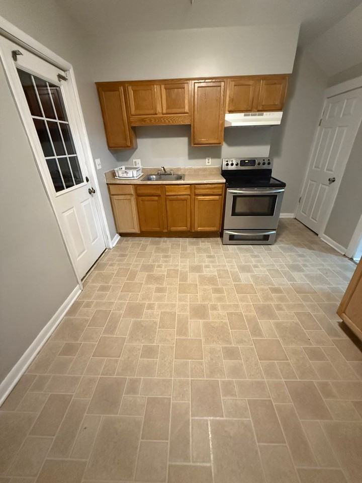 1018 Cameron Ave - Photo 2 of 7