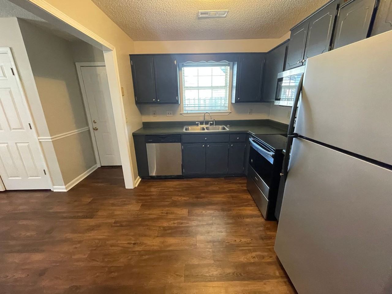 1004 Creekside Pl - Photo 2 of 23