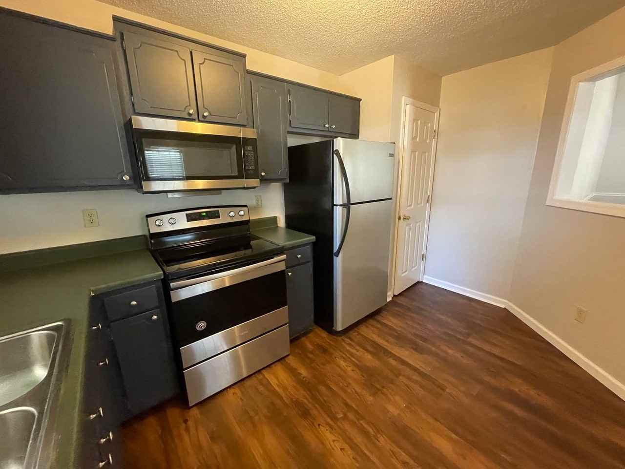 1004 Creekside Pl - Photo 3 of 23