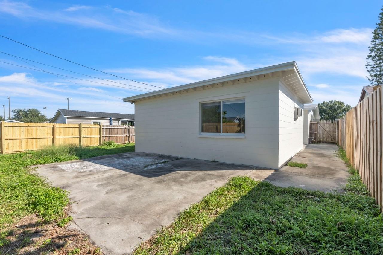 4651 Fairfield Ave S - Photo 5 of 26