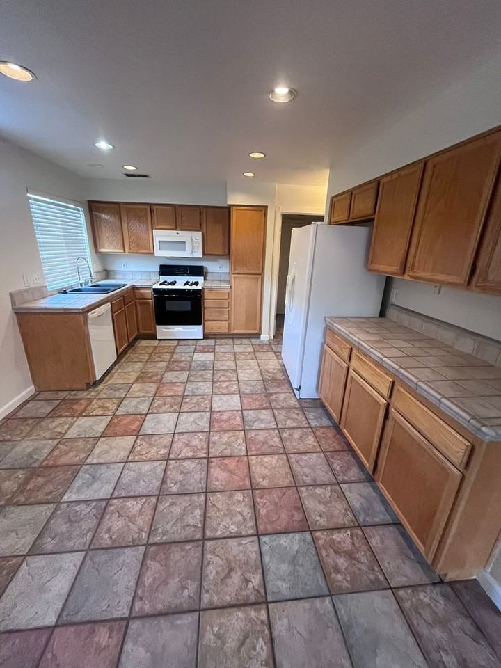 210 Dahlia Ct - Photo 2 of 17