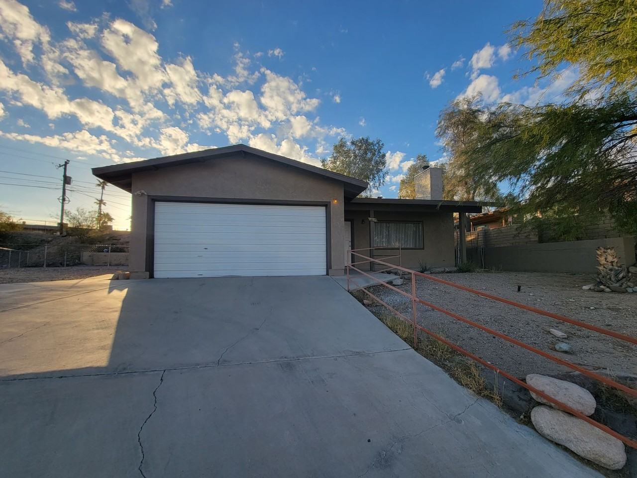 1464 Summit Dr - Photo 2 of 11