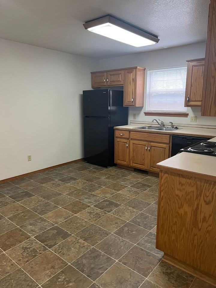 1406 W 9th St - Photo 2 of 12