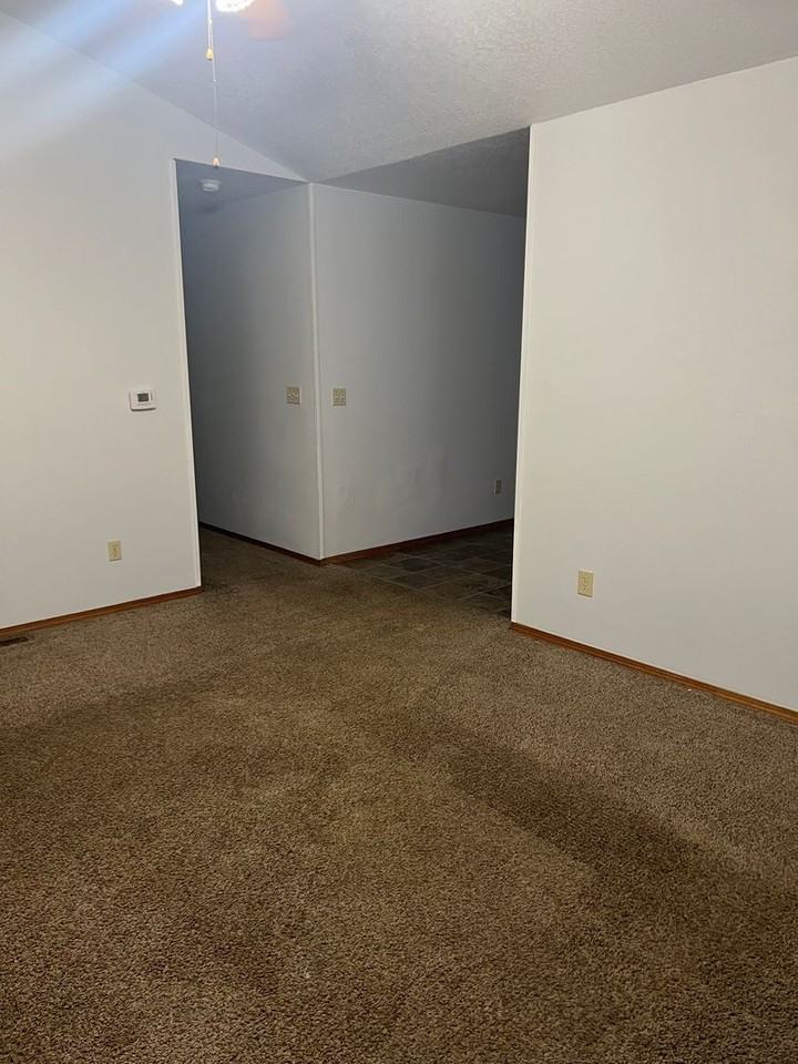 1406 W 9th St - Photo 4 of 12