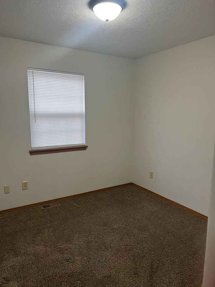 1406 W 9th St - Photo 6 of 12