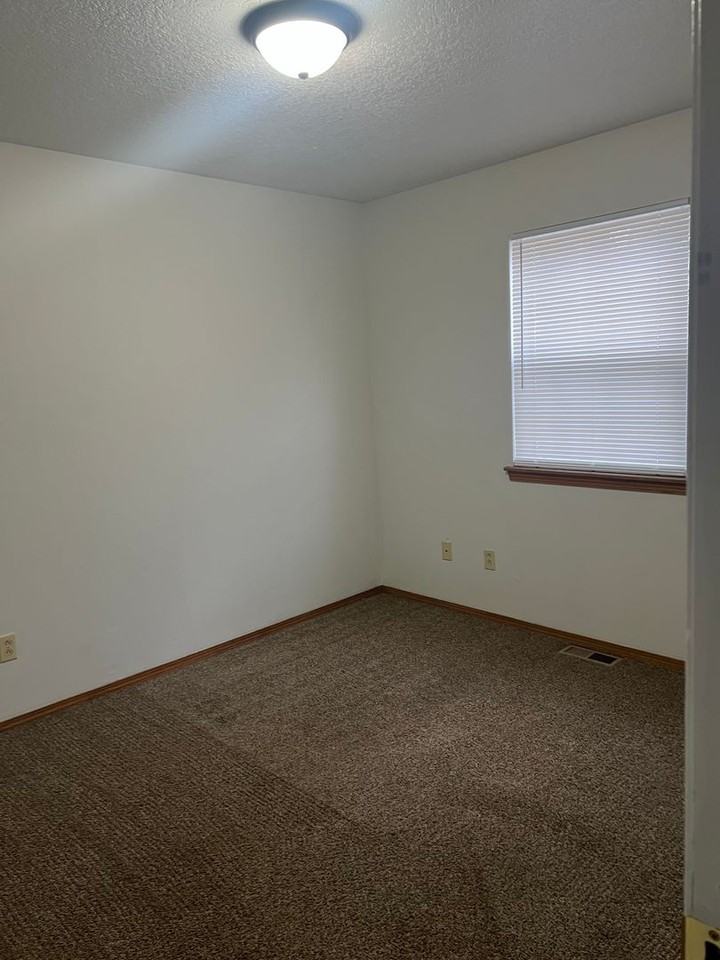 1406 W 9th St - Photo 7 of 12