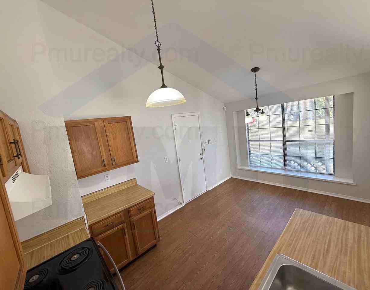 417 Justice St - Photo 4 of 8