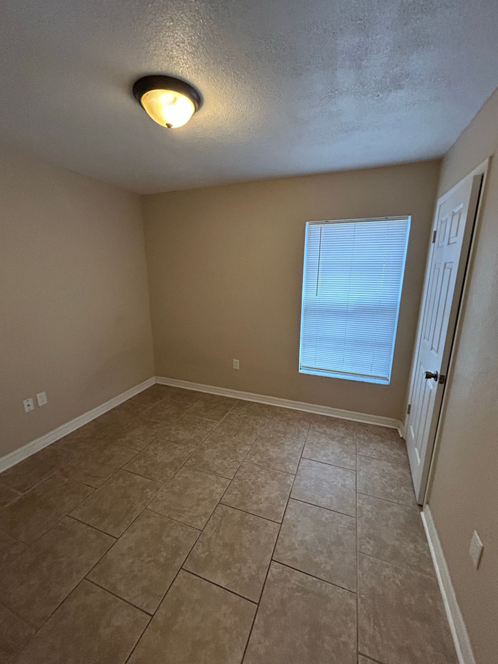 6035 Calendar Ct W - Photo 4 of 8