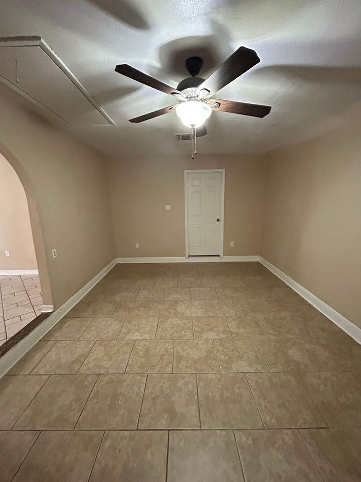 6035 Calendar Ct W - Photo 7 of 8