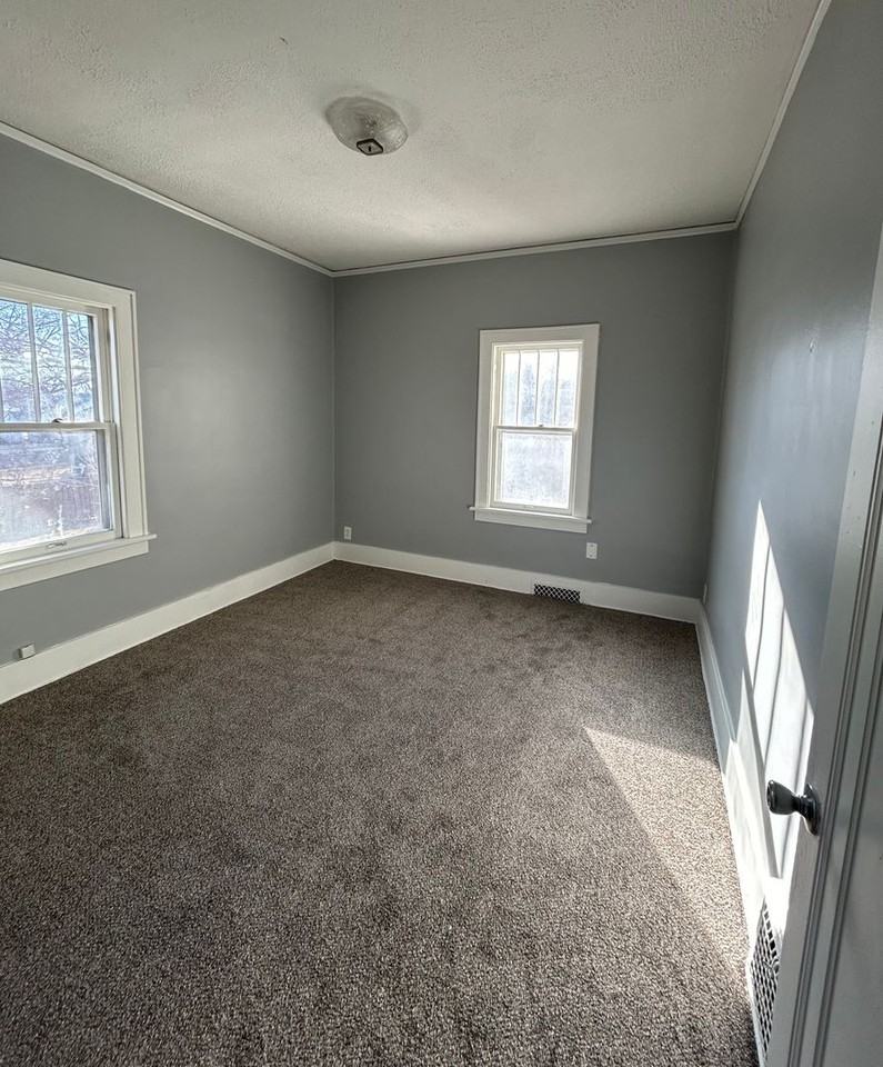 5115 Maple St - Photo 3 of 12