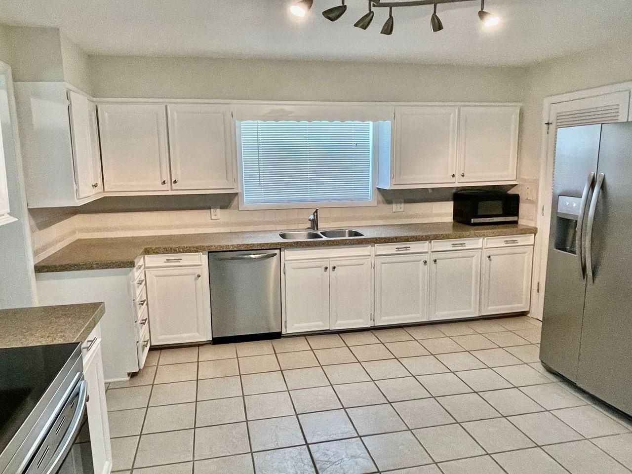 2835 S Fletcher Ave - Photo 2 of 14