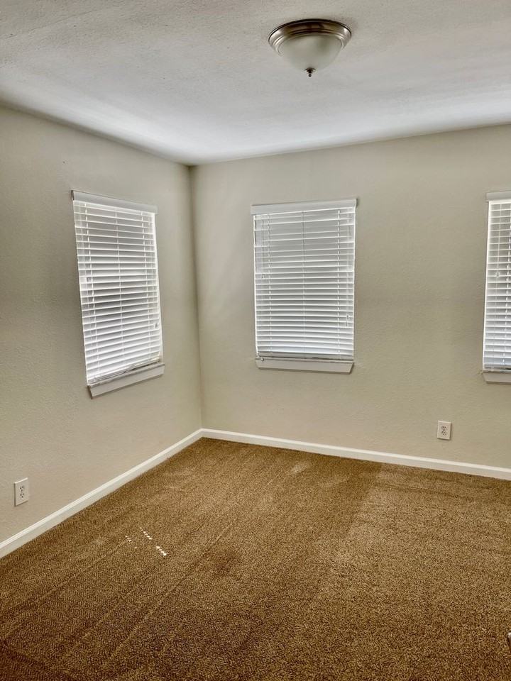 2835 S Fletcher Ave - Photo 4 of 14